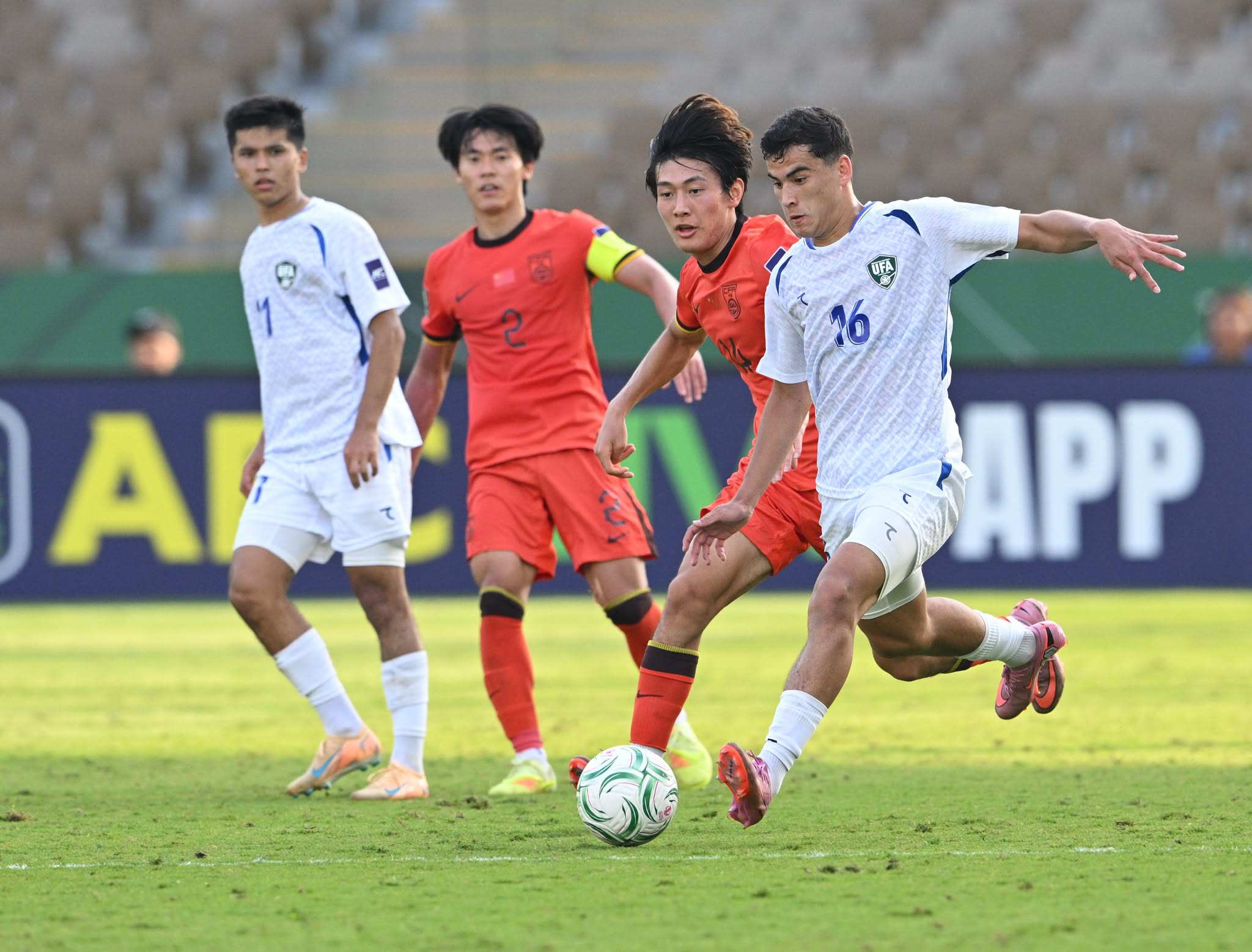 Trận đấu giữa U23 Uzbekistan (áo trắng) với U23 Trung Quốc diễn ra hấp dẫn