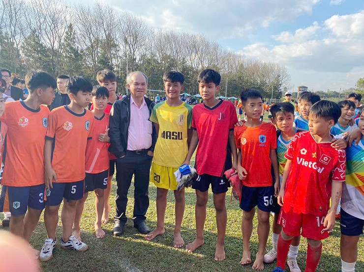 Bầu Đức thu hút sự chú ý khi tham dự ngày hội tuyển sinh của HAGL.