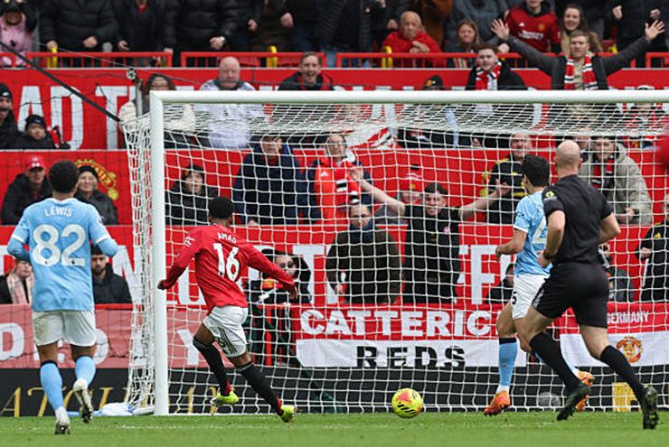 2 lần MU chọc thủng lưới Man City trong hiệp 1 đều bị bắt việt vị