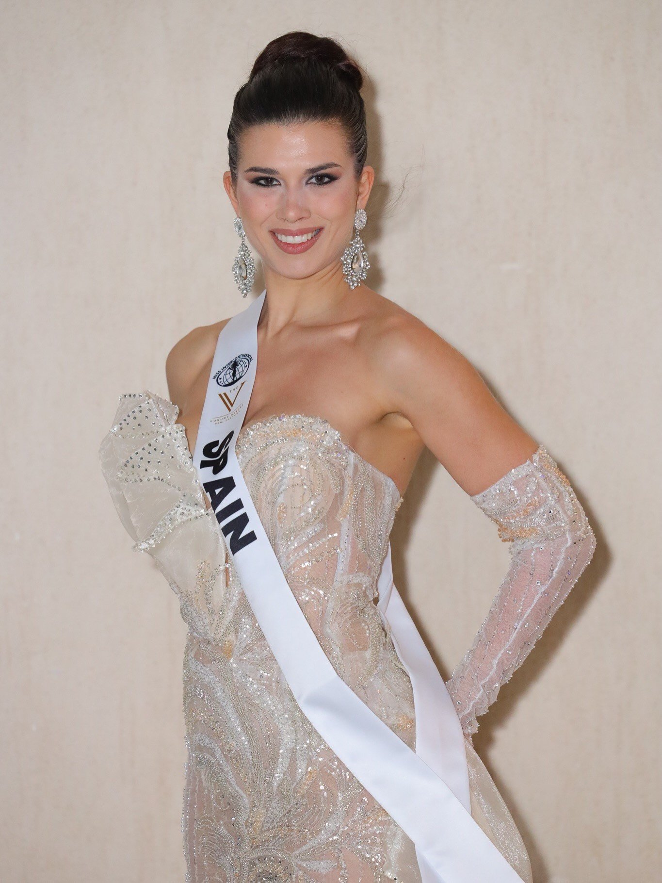 Thu Ngân và 60 hoa hậu nhận sash - 13