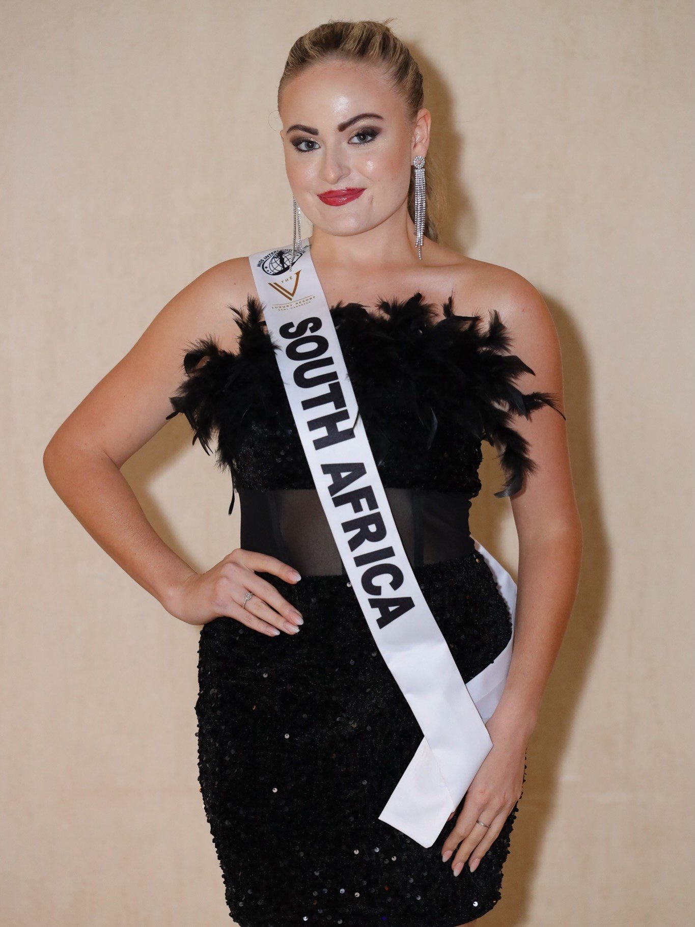 Thu Ngân và 60 hoa hậu nhận sash - 16