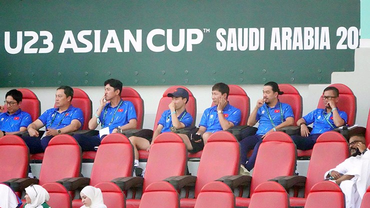 HLV Kim Sang Sik và ban huấn luyện U23 Việt Nam theo dõi trận đấu giữa U23 Trung Quốc và U23 Uzbekistan.