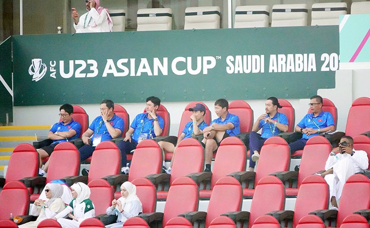 Thầy Kim và các cộng sự chăm chú theo dõi trận tứ kết của U23 Trung Quốc.