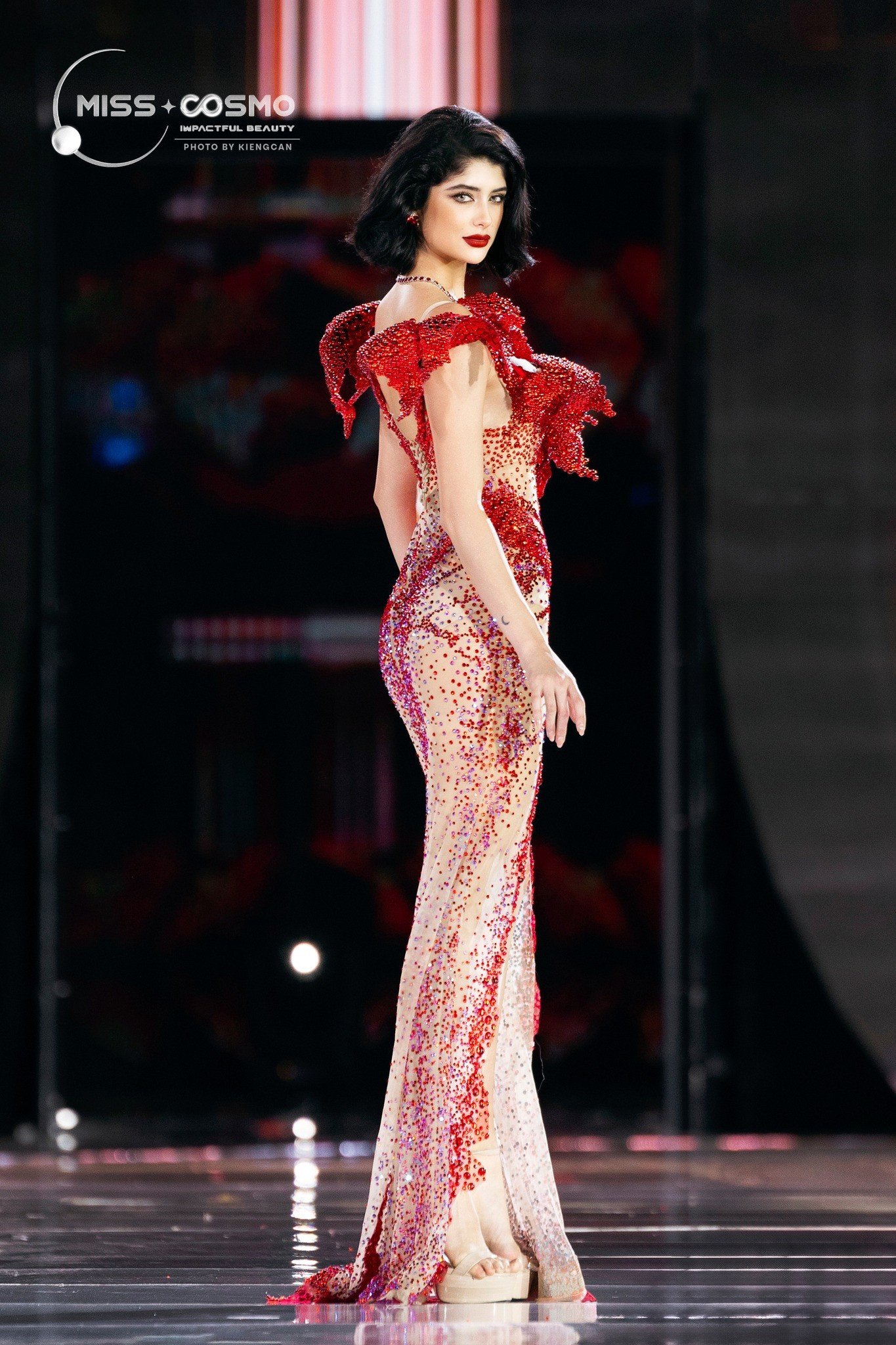 Italy Mora khi tham gia cuộc thi Miss Cosmo 2025.