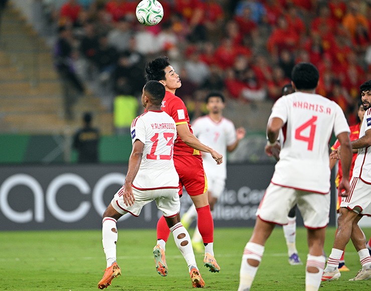 Cú đánh đầu ngược tung lưới U23 UAE của Đình Bắc.