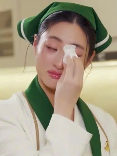 Lương Thùy Linh bật khóc khi nhắc về bà.