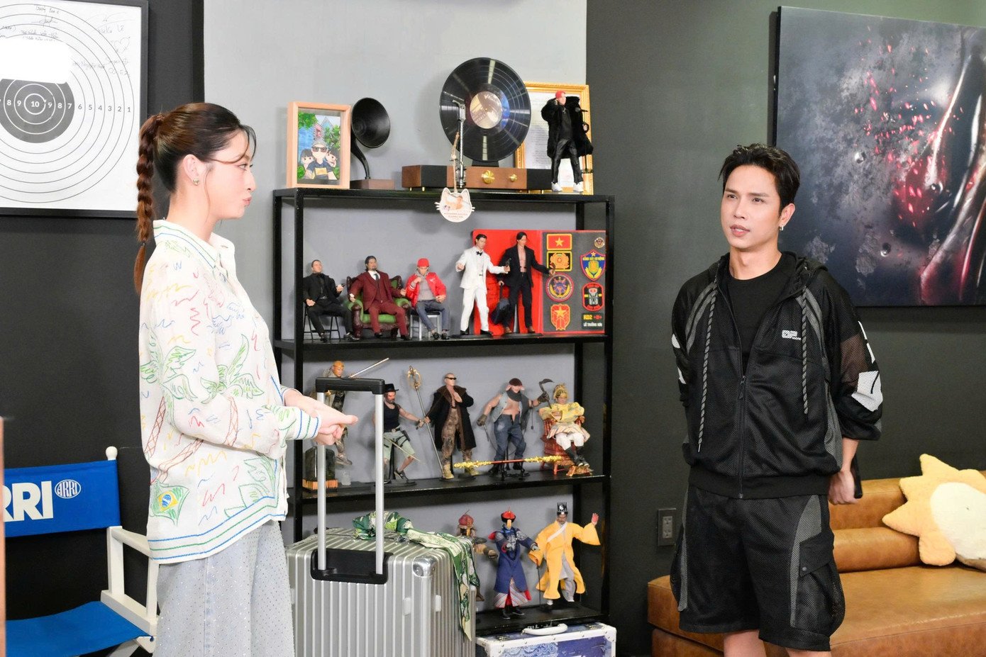 Lương Thùy Linh mang lại hình ảnh khác của hoa hậu khi nhập vai làm người giúp việc, nhân viên thu dọn chuồng thú.