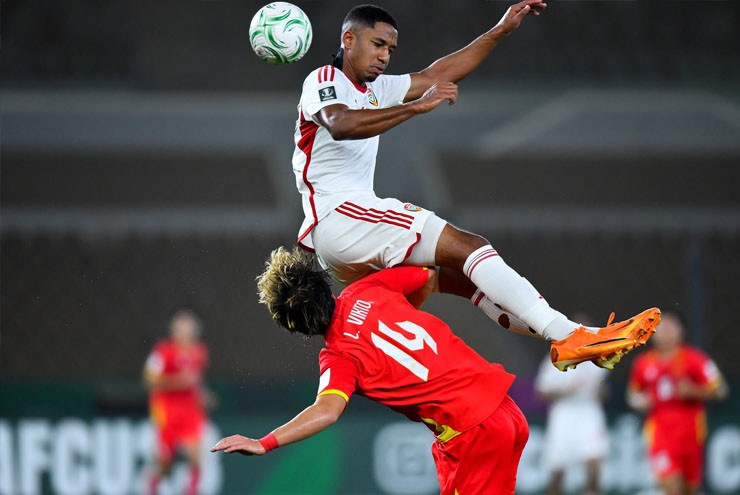 Viktor Lê bị choáng vì "khối bê tông" U23 UAE rơi vào đầu và phải rời sân - 1