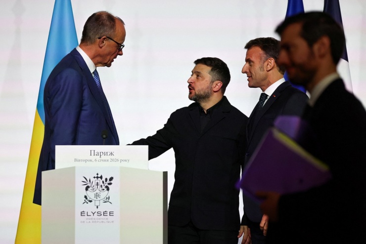 Thủ tướng Đức Friedrich Merz trao đổi với Tổng thống Ukraine Volodymyr Zelensky và Tổng thống Pháp Emmanuel Macron sau cuộc họp của Liên minh thiện chí ở Paris, ngày 6/1/2026. Ảnh: Reuters