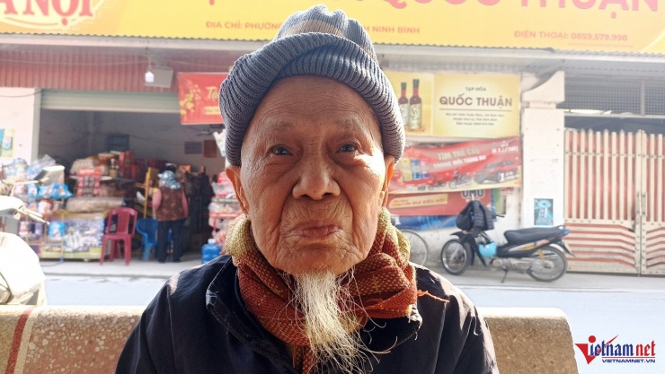 Cụ Đỗ Khắc Mỹ (92 tuổi) tự hào khi nói về cây thị của làng mình