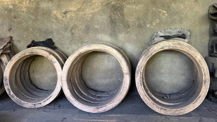 Khuôn trong - vật dụng không thể thiếu trong quy trình đúc đồng thủ công. Ảnh: Thảo Vy – Thùy Dương