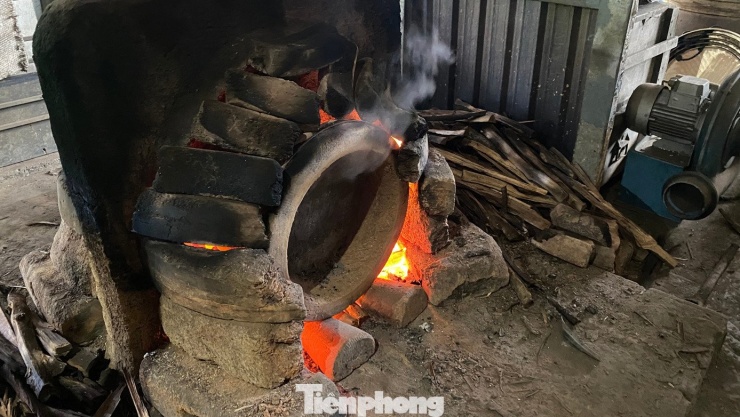 Sau khi hoàn thiện, các khuôn đúc được xếp vào khu vực nung nhằm loại bỏ độ ẩm và tăng độ cứng. Công đoạn này giúp khuôn hạn chế nứt vỡ khi tiếp xúc với đồng nóng chảy trong quá trình rót đồng. Trong ảnh: Khuôn được nung trong điều kiện nhiệt độ cao. Ảnh: Thảo Vy – Thùy Dương