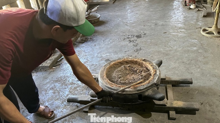 Sau khi đồng nguội, khuôn đất được đập bỏ để lấy sản phẩm. Ảnh: Thảo Vy – Thùy Dương