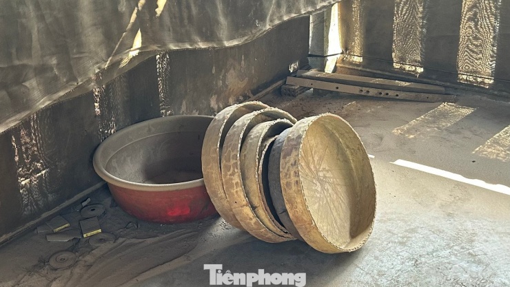 Sản phẩm chiêng đồng lúc này còn thô, bề mặt chưa hoàn thiện và cần tiếp tục gia công. Ảnh: Thảo Vy – Thùy Dương