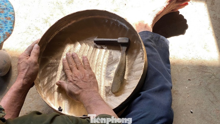 Với các sản phẩm như chiêng, cồng, công đoạn gia công còn bao gồm việc kiểm tra và điều chỉnh âm thanh trước khi đưa ra sử dụng bày bán. Ảnh: Thảo Vy – Thùy Dương