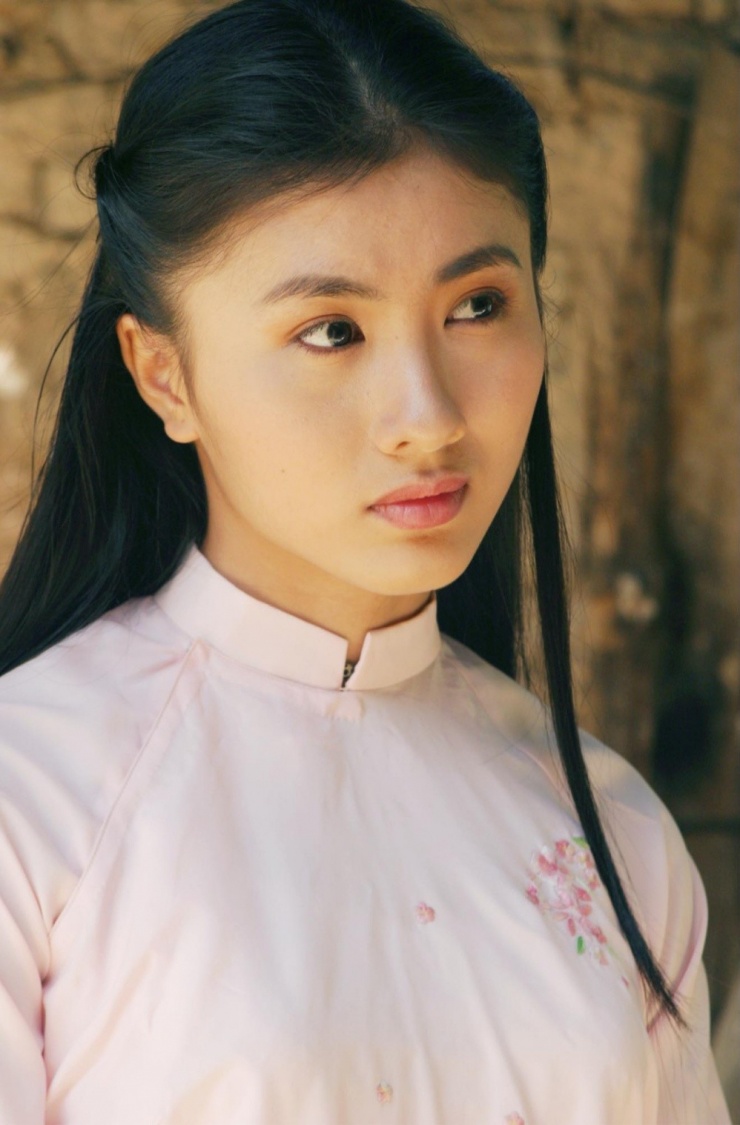 Cảnh Trúc (Nguyệt Ánh) được Phúc (Lương Thế Thành) giúp đỡ khi gia đình bị đòi nợ trong Miền đất phúc. Video: TFS