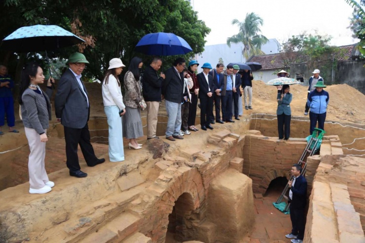 Các chuyên gia, nhà khoa học khảo sát khu vực mộ gạch Chạp Khê (phường Vàng Danh, tỉnh Quảng Ninh). Ảnh: Trang thông tin phường Vàng Danh