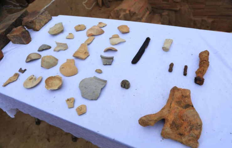 Phát lộ nhiều di vật khi khai quật mộ gạch Chạp Khê (phường Vàng Danh, tỉnh Quảng Ninh).&nbsp;Ảnh: Trang thông tin phường Vàng Danh