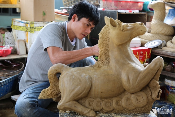 Anh Nhật đang hoàn thiện linh vật Tết Bính Ngọ 2026.