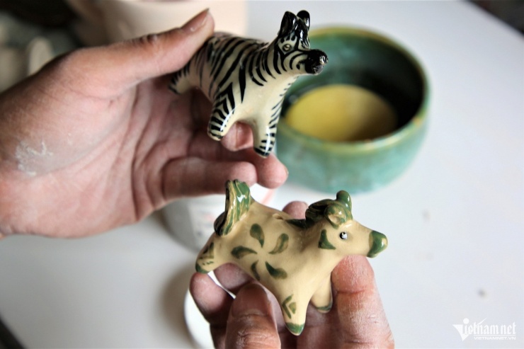 Những chú tò he hình ngựa được tạo hình sinh động để bán cho khách du lịch.