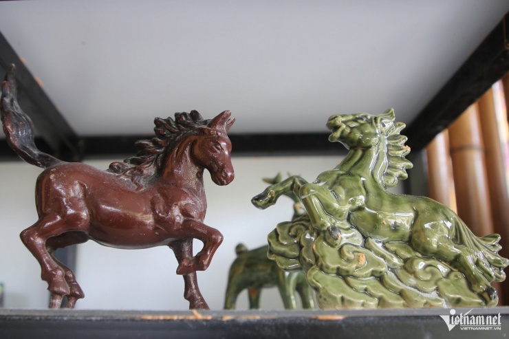 Ngoài&nbsp;đơn hàng đặt trước, các cơ sở gốm còn duy trì sản xuất hàng sẵn để bán cho du khách mua trực tiếp.