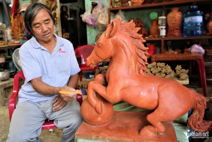 Ông Xê bên tác phẩm linh vật ngựa do mình chế tác.