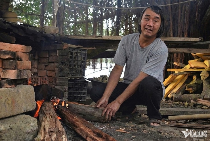 Nghệ nhân Nguyễn Văn Xê bên lò gốm đã gắn bó gần trọn đời người.