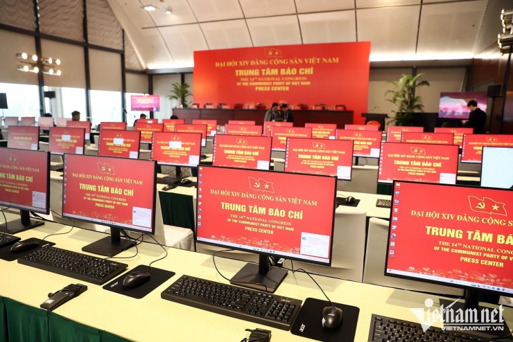 Trang thiết bị hiện đại phục vụ báo chí đưa tin về Đại hội 14. Ảnh: Phạm Hải