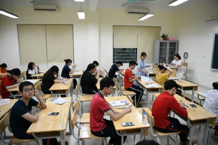 Kỳ thi tuyển sinh lớp 10 hằng năm tại Hà Nội căng thẳng, áp lực cho thí sinh.