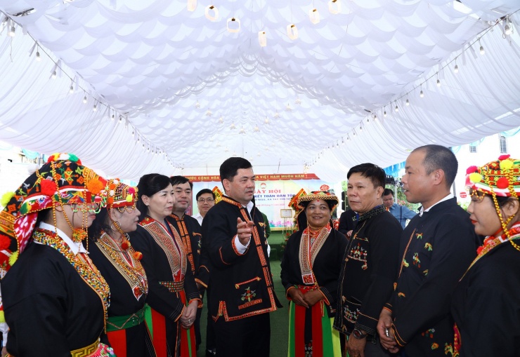 Bí thư Tỉnh ủy Bắc Ninh Nguyễn Hồng Thái gặp gỡ, trò chuyện với người dân trong ngày hội đại đoàn kết thôn Mậu, xã Tây Yên Tử