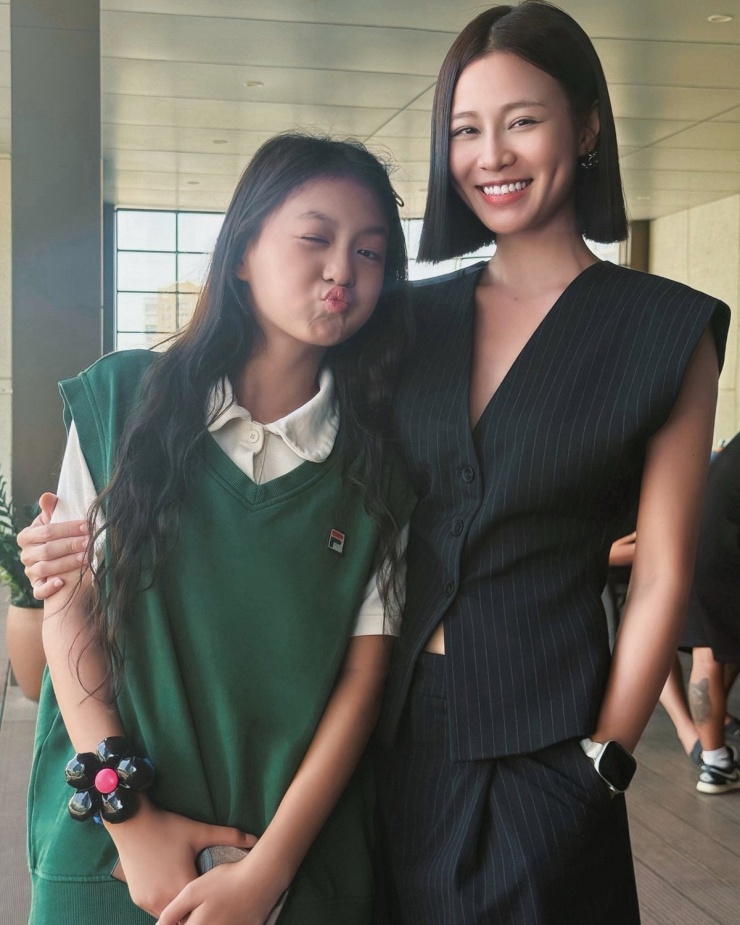 Nữ chính 'Cách em 1 milimet' bị chê mặc đồ khó hiểu - 1