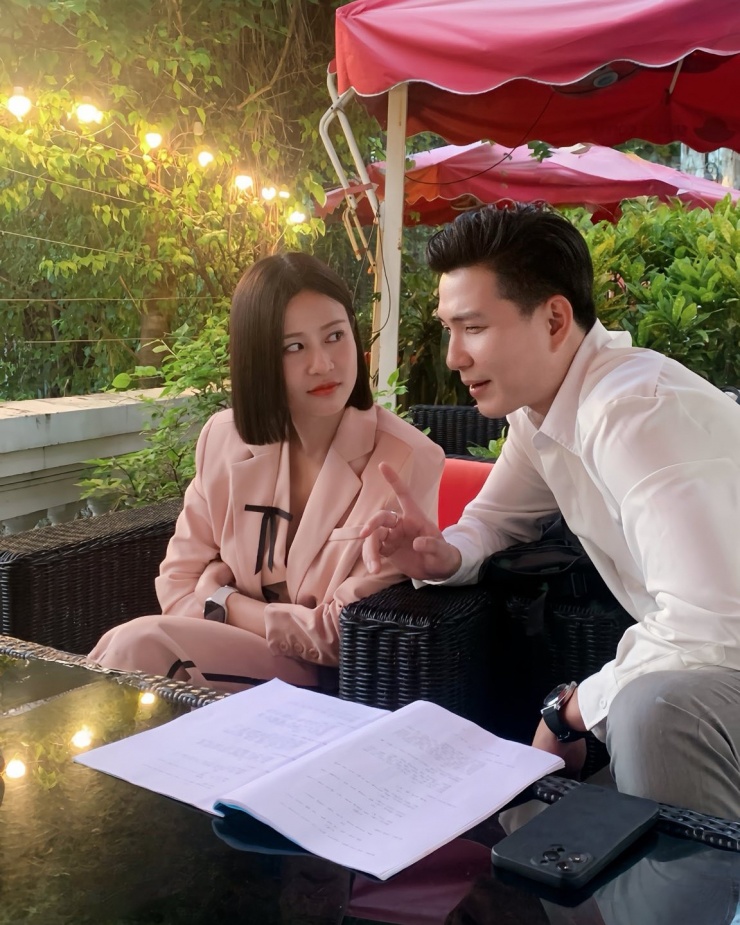 Nữ chính 'Cách em 1 milimet' bị chê mặc đồ khó hiểu - 3