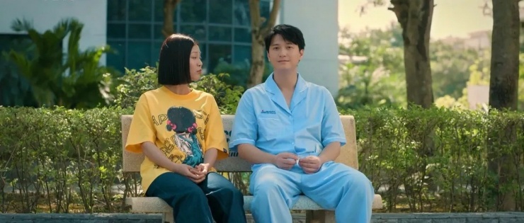 Nữ chính 'Cách em 1 milimet' bị chê mặc đồ khó hiểu - 9