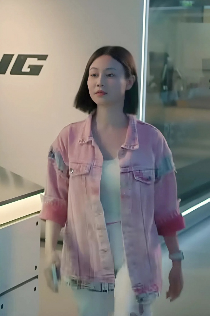 Nữ chính 'Cách em 1 milimet' bị chê mặc đồ khó hiểu - 8