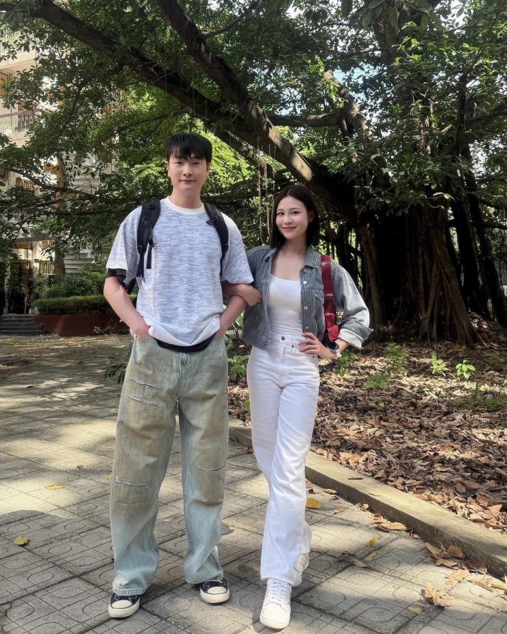 Nữ chính 'Cách em 1 milimet' bị chê mặc đồ khó hiểu - 11