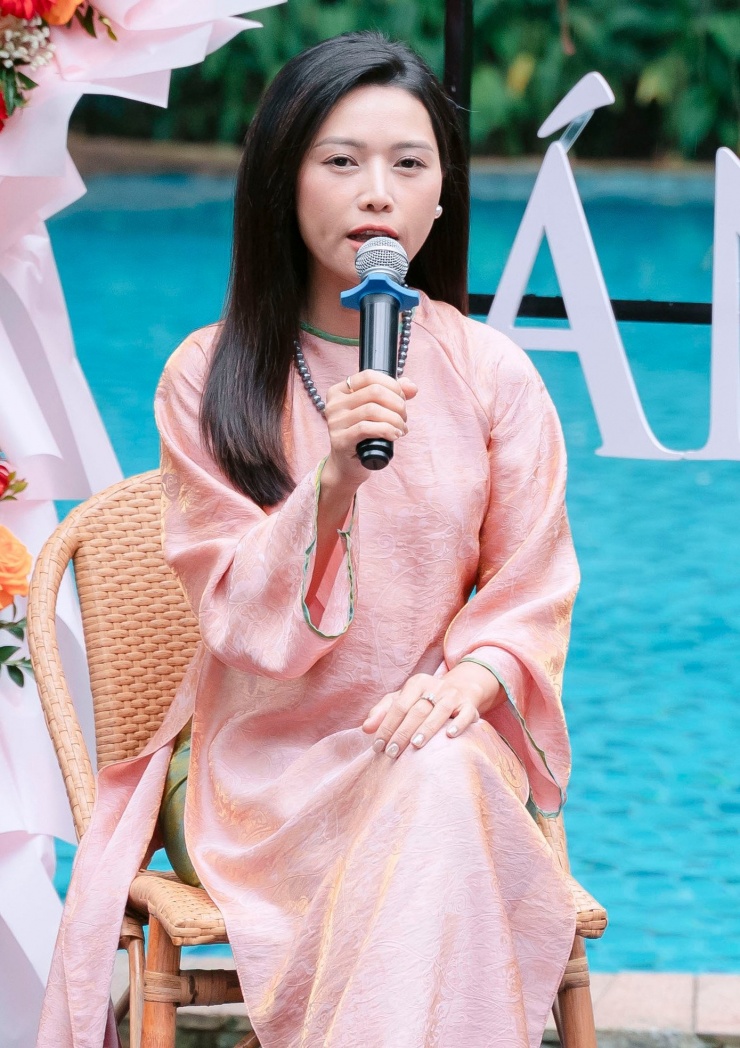 Thạc sĩ Lý luận văn học Thanh Huyền đang là MC, BTV của VTV8. Ngoài công việc tại Trung tâm Truyền hình Việt Nam, nhà báo thường xuyên được mời làm diễn giả, đứng lớp giảng dạy bộ môn liên quan truyền thông, xây dựng thương hiệu cá nhân tại các đại học. Cô cũng là tác giả cuốn sách Bước ra ánh sáng - Hành trình từ ghế khán giả đến trung tâm sân khấu.