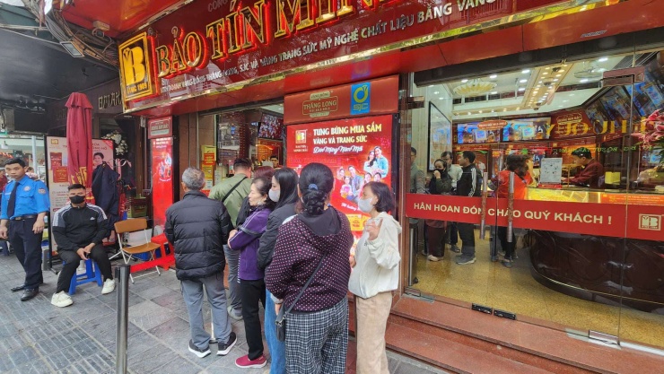 Giá vàng vẫn không suy giảm khiến nhu cầu mua tiếp tục tăng cao trong ngày 18/1. Ảnh: Thái Nguyễn