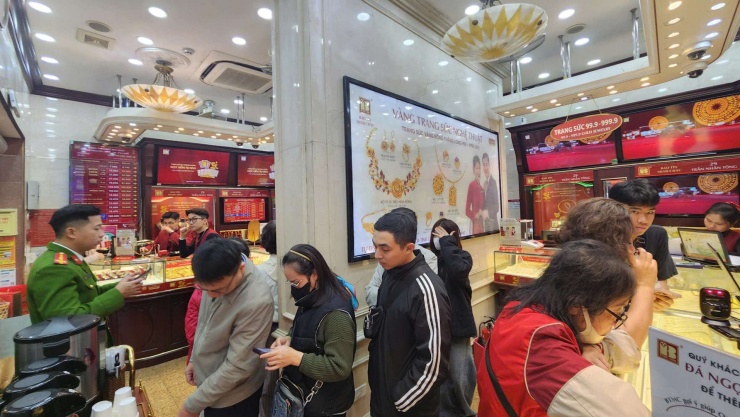 Cửa hàng Bảo Tín Minh Châu bán tối đa 5 chỉ vàng/người trong ngày người mua xếp hàng dài.&nbsp;Ảnh: Thái Nguyễn