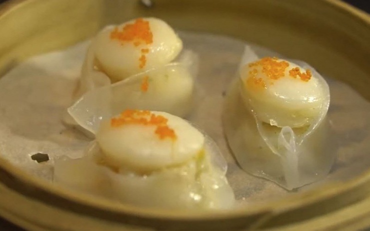 Chắc hẳn các tín đồ của món há cảo đã quá quen thuộc với nhân tôm, thịt hoặc nhân rau củ. Thế nhưng há cảo sò điệp mới thực sự là món ăn hấp dẫn mà các bạn nên thử. Màu trắng đặc trưng của há cảo kết hợp cùng cồi sò điệp tạo nên một món ăn trắng buốt và mềm mịn. Hương vị thơm ngon từ phần nhân tôm, thịt sò và hành lá bên trong kết hợp cùng màu cam của trứng tôm cực “ngon mắt” trên bề mặt. Há cảo sò điệp thích hợp làm món khai vị trong thực đơn của những bữa ăn phong cách Trung Hoa.