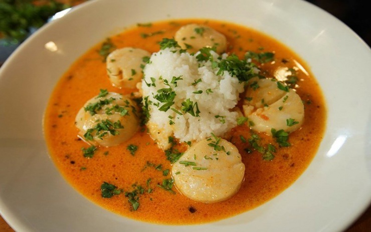 Sự hoà trộn nguyên liệu giữa cồi sò điệp, rượu, ớt bột, tương cà, … và đặc biệt không thể thiếu sốt Worcestershire tạo nên món sò điệp nấu sốt Worcestershire độc đáo. Trải qua quá trình đun sôi, khuấy đều các nguyên liệu sẽ tạo nên hỗn hợp số lạ miệng, độc đáo.