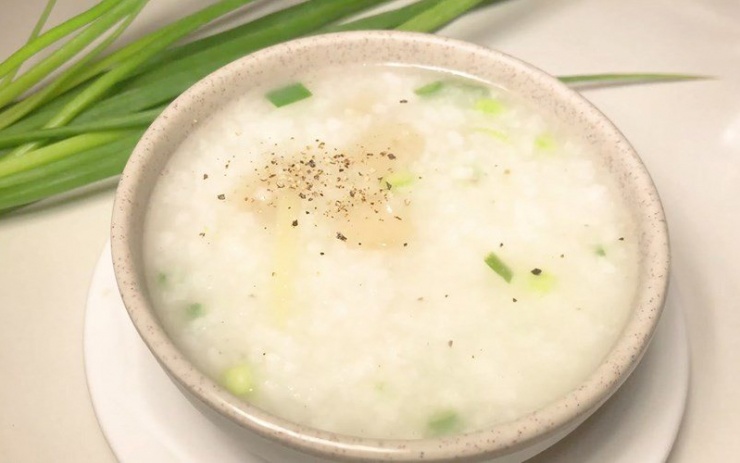 Ngám ngẩm với những món khô truyền thống, cháo cồi sò điệp chính là sự lựa chọn tốt cho bạn. Hạt gạo bung nở đều, mềm ngon đậm đà được ăn kèm với cồi sò điệp săn thịt, thanh ngọt tự nhiên. Cháo thường được ăn kèm với hành lá, tiêu xay để làm tăng thêm mùi thơm thoang thoảng. Tất cả cùng hoà quyện vào với nhau để tạo nên một món ăn tuyệt vời nhất!