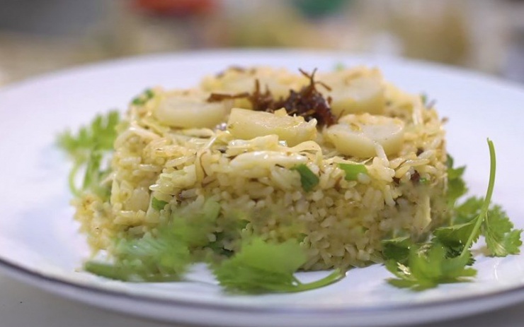 Cơm chiên trứng truyền thống đã là một món ăn quen thuộc trong mỗi bữa ăn của gia đình Việt. Thế nhưng khi kết hợp cùng với sò điệp, cơm chiên sò điệp tạo nên một hương vị mới tuyệt hảo. Những hạt cơm dẻo, tơi và khô ráo được nhuộm vàng nhờ trứng gà giúp món ăn có màu vàng nhạt đẹp mắt và hương thơm khó cưỡng. Chưa hết, cồi sò điệp mềm ngon kết hợp cùng bắp cải cắt nhỏ là tăng hương vị cho cơm chiên.