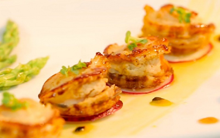 Cồi sò điệp áp chảo 2 mặt cho thịt săn đều và tạo nên màu vàng đẹp mắt và vị dai ngon. Rưới thêm một lớp nước sốt chanh dây sánh vàng trên bề mặt sò điệp áp chảo. Nước sốt chanh dây với vị chua ngọt nhẹ, kết hợp cùng độ dai ngon của cồi sò. Tất cả hoà vào nhau tạo nên món sò điệp sốt chanh dây ngon tuyệt hảo.