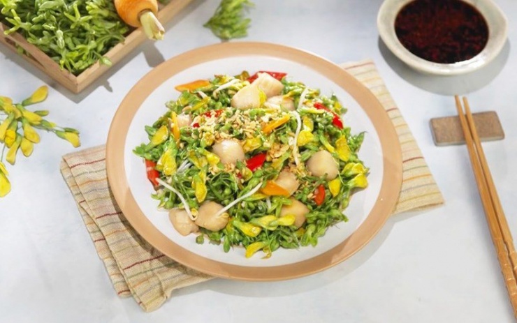 Hai nguyên liệu này dường như không thể hoà quyện vào nhau, thế nhưng khi chúng được chế biến cùng nhau lại tạo ra một món ăn mang hương vị khó quên. Cồi sò điệp xào hoa thiên lý là một món xào vừa miệng và cực thơm nhờ tỏi phi thơm lừng.