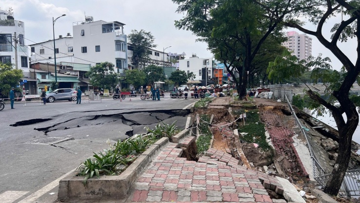 Cả một đoạn đường đổ sụp.