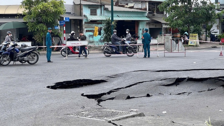 Sau tiếng động lớn, cả đoạn đường dài gần 50m ‘biến mất’ - 3