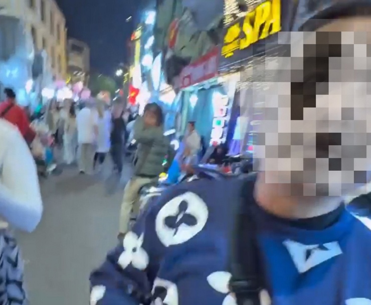 Hình ảnh người đàn ông có hành vi mời du khách nước ngoài sử dụng ma túy. Ảnh cắt từ clip.