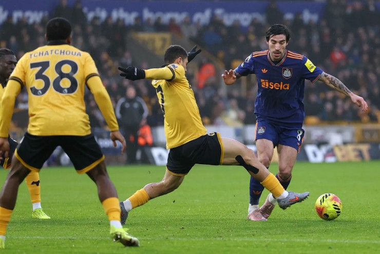 Newcastle gặp khó trước Wolves