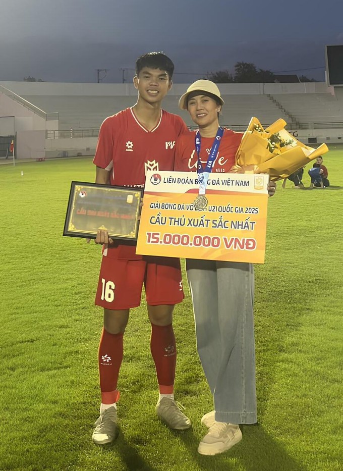 Chị Linh chia vui với con khi giành giải Cầu thủ xuất sắc nhất giải Vô địch U21 quốc gia 2025. Ảnh gia đình cung cấp