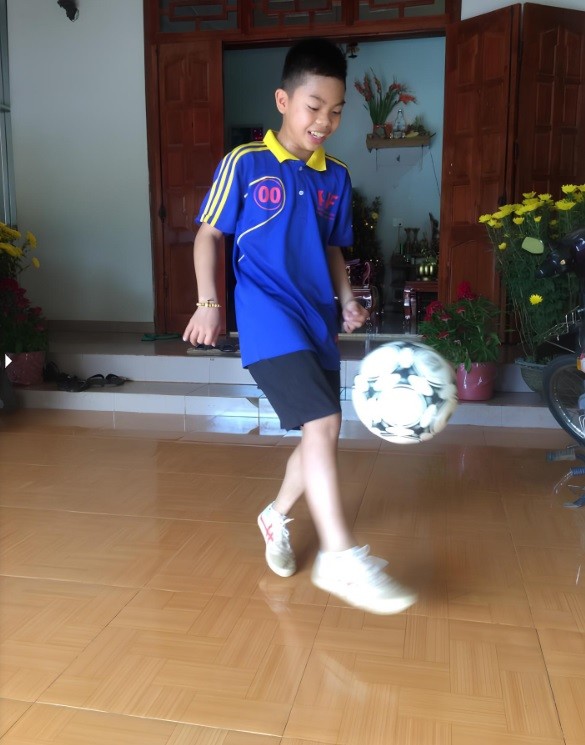 Nguyễn Lê Phát chơi bóng trước sân nhà khi 11 tuổi. Ảnh gia đình cung cấp